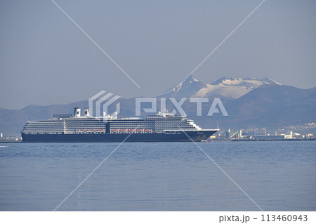 春の北海道函館市函館港に寄港するクルーズ船ウエステルダム号と駒ヶ岳の風景を撮影 113460943