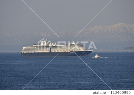 春の北海道函館市で函館湾を航行するクルーズ船ウエステルダム号の風景を撮影 春の北海道函館市で函館湾を航行するクルーズ船ウエステルダム号の風景を撮影 113460990