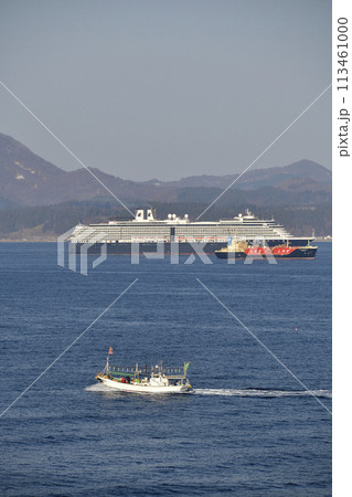 春の北海道函館市で函館湾を航行するクルーズ船ウエステルダム号の風景を撮影 春の北海道函館市で函館湾を航行するクルーズ船ウエステルダム号の風景を撮影 113461000