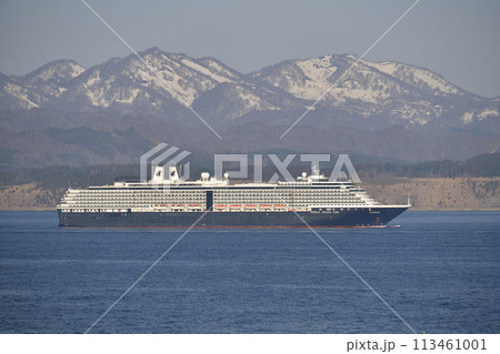 春の北海道函館市で函館湾を航行するクルーズ船ウエステルダム号の風景を撮影 春の北海道函館市で函館湾を航行するクルーズ船ウエステルダム号の風景を撮影 113461001