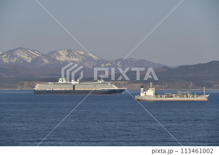春の北海道函館市で函館湾を航行するクルーズ船ウエステルダム号の風景を撮影 春の北海道函館市で函館湾を航行するクルーズ船ウエステルダム号の風景を撮影 113461002