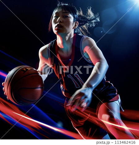 バスケットボールの試合をする選手 113462416