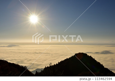 御斎（おとぎ）峠展望台からの伊賀盆地の雲海 113462594