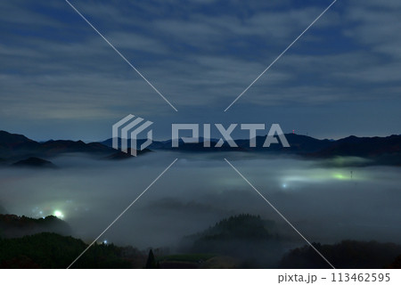 宝山公園展望台からの夜久野高原の雲海 113462595