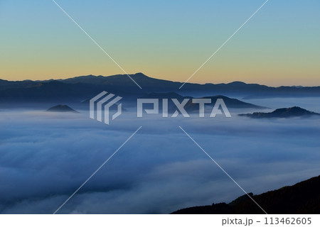 雲海展望公園からの大洲盆地の雲海 雲海展望公園からの大洲盆地の雲海 113462605