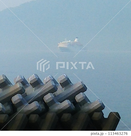 霧と船と消波ブロック 霧と船と消波ブロック 113463276