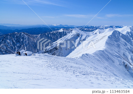 冬の谷川岳・快晴の空と山並みの絶景 113463584
