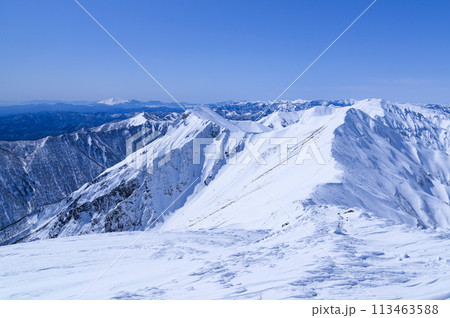 冬の谷川岳・快晴の空と山並みの絶景 113463588