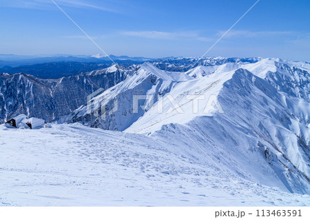 冬の谷川岳・快晴の空と山並みの絶景 113463591