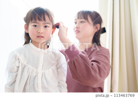 女の子の髪をセットするお母さん 女の子の髪をセットするお母さん 113463769
