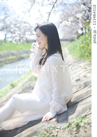 川辺で花見をする女性 川辺で花見をする女性 113464318