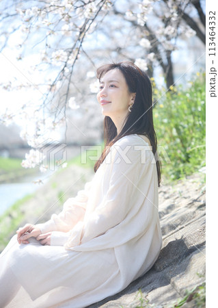 川辺で花見をする女性 川辺で花見をする女性 113464332