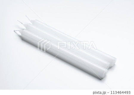 白背景に置かれたロウソク 113464493