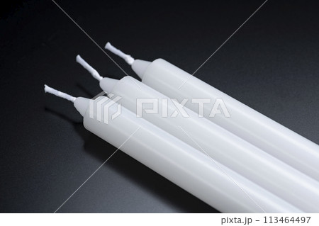 黒背景に置かれたロウソクのクローズアップ 113464497