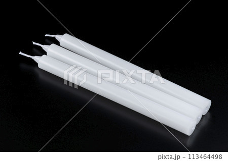 黒背景に置かれたロウソク 113464498