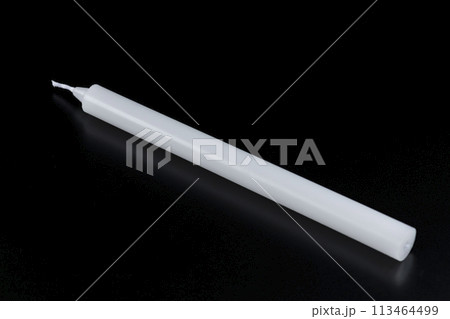 黒背景に置かれたロウソク 113464499