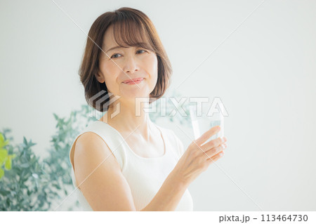 水を飲むミドル女性 113464730