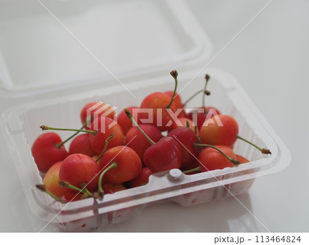 パックに入ったさくらんぼ(紅秀峰) パックに入ったさくらんぼ(紅秀峰) 113464824