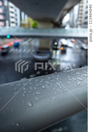 歩道橋の雨の水滴 東京渋谷駅東口交差点 2024.04 e-1 歩道橋の雨の水滴 東京渋谷駅東口交差点 2024.04 e-1 113464840
