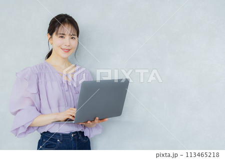 カジュアルなビジネスウーマン 113465218