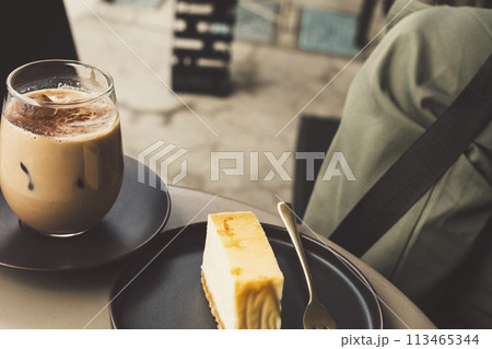 喫茶店　チーズケーキとアイスカフェラテ 113465344