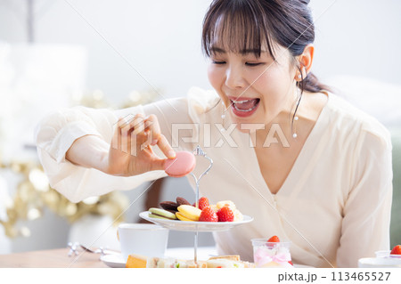 アフタヌーンティーを楽しむ女性 アフタヌーンティーを楽しむ女性 113465527