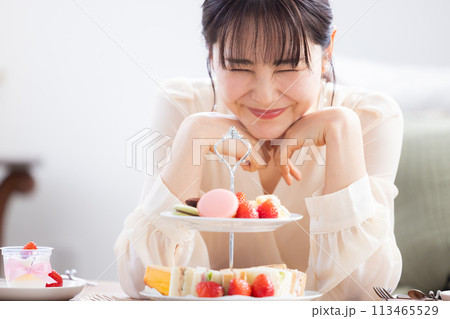 アフタヌーンティーを楽しむ女性 113465529