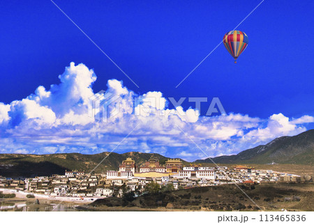 シャングリラの松賛林寺の美しい景観 113465836