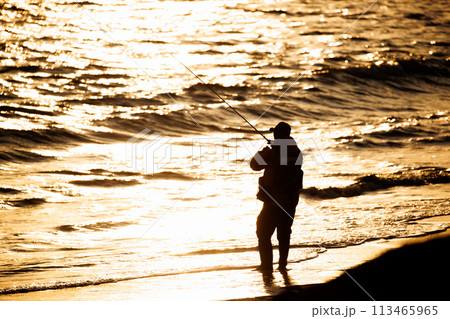 湘南の海でルアーフィッシングをする釣り人 湘南の海でルアーフィッシングをする釣り人 113465965