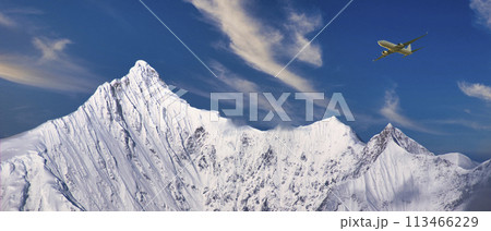 梅里雪山の急峻な霊峰上空を飛行する飛行機 梅里雪山の急峻な霊峰上空を飛行する飛行機 113466229
