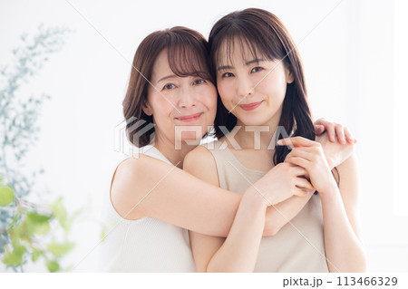 母と娘のビューティーポートレート 113466329