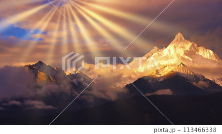 梅里雪山の急峻な霊峰に差し込む太陽光線 113466338
