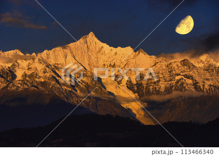 梅里雪山の急峻な霊峰に月合成 梅里雪山の急峻な霊峰に月合成 113466340
