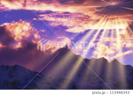 梅里雪山の急峻な霊峰に差し込む太陽光線	 113466343