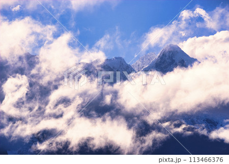 雲の中に聳え立つ梅里雪山の急峻な霊峰 113466376