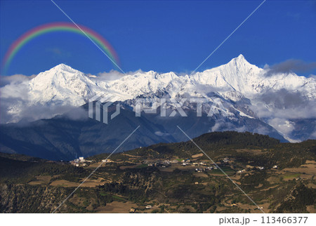 梅里雪山の急峻な霊峰に虹合成 113466377
