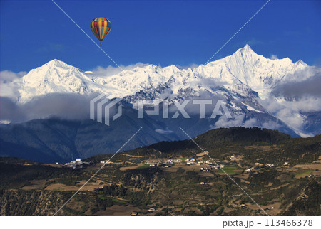 梅里雪山の急峻な霊峰上空を漂うバルーン合成 113466378