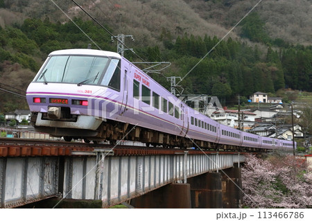 春の伯備線特急スーパーやくも色：381系電車（岡山⇔出雲市） 113466786