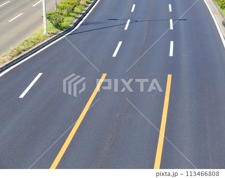 片側三車線道路の車線境界線・白色の破線と黄色の実線 113466808
