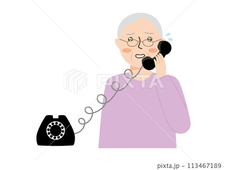 焦って、黒電話を受ける高齢女性 113467189