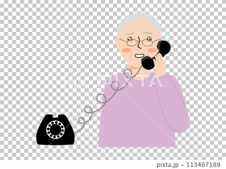 焦って、黒電話を受ける高齢女性 113467189