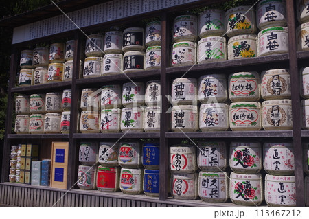 神社の境内にある酒樽 113467212