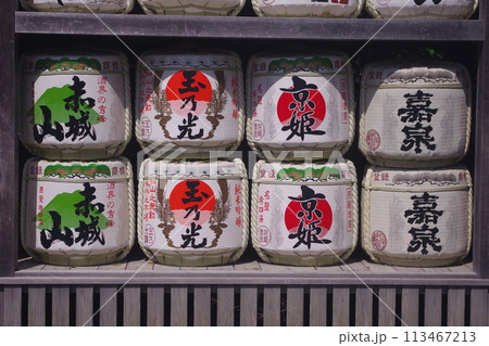 神社の境内にある酒樽 113467213