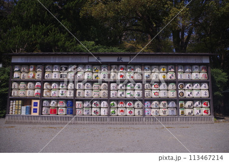 神社の境内にある酒樽 113467214