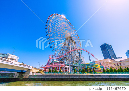 日本の横浜都市景観 横浜みなとみらいの万葉俱楽部や大観覧車、アニヴェルセルみなとみらい横浜などを望む 113467670