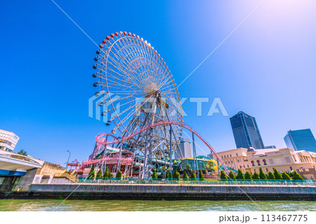 日本の横浜都市景観 横浜みなとみらいの万葉俱楽部や大観覧車、アニヴェルセルみなとみらい横浜などを望む 日本の横浜都市景観 横浜みなとみらいの万葉俱楽部や大観覧車、アニヴェルセルみなとみらい横浜などを望む 113467775