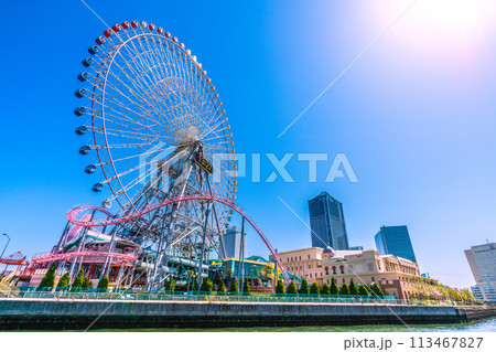 日本の横浜都市景観 横浜みなとみらいの大観覧車やアニヴェルセルみなとみらい横浜、横浜市役所などを望む 113467827