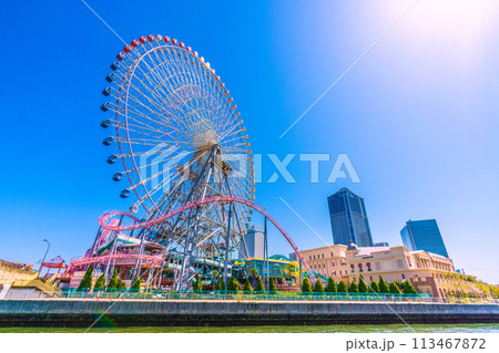 日本の横浜都市景観 横浜みなとみらいの大観覧車やアニヴェルセルみなとみらい横浜、横浜市役所などを望む 113467872