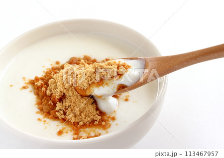 木のスプーンにきなこヨーグルト 113467957