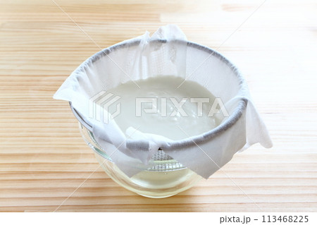 水切り中のヨーグルト 水切り中のヨーグルト 113468225